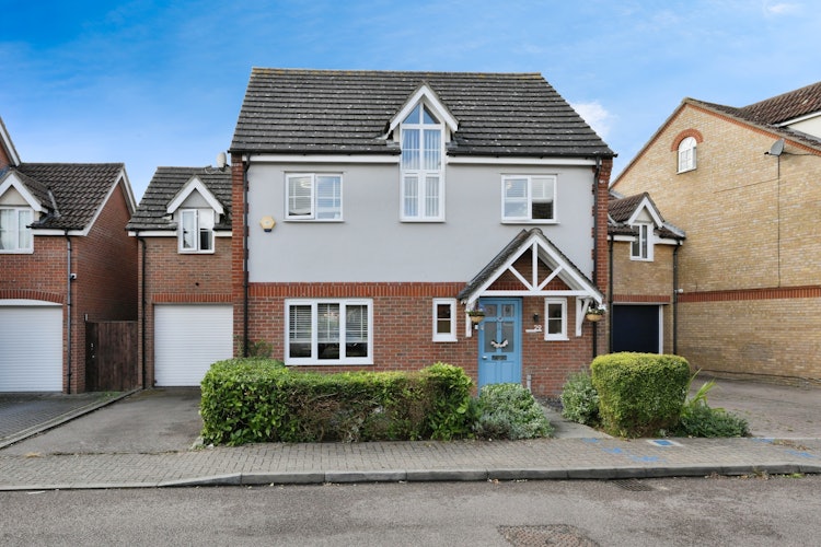 5 bedroom detached house