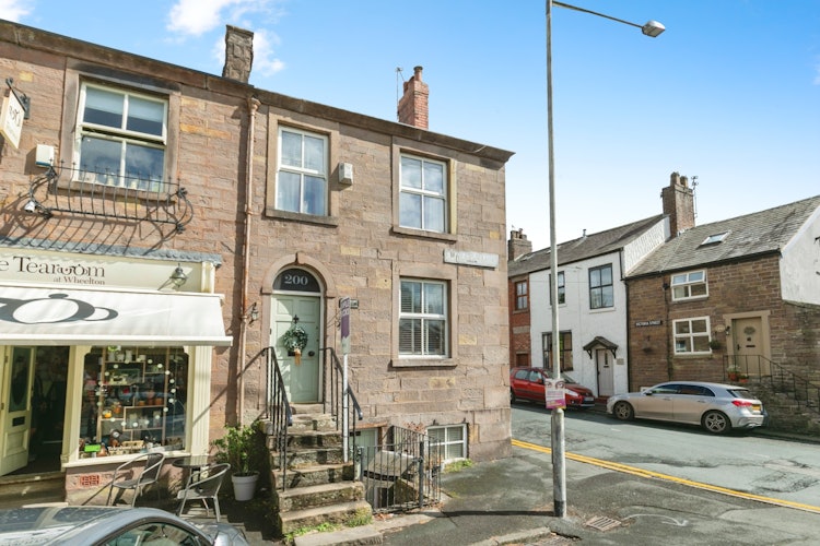 3 bedroom end of terrace house
