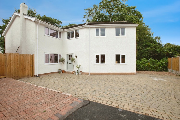 5 bedroom detached house