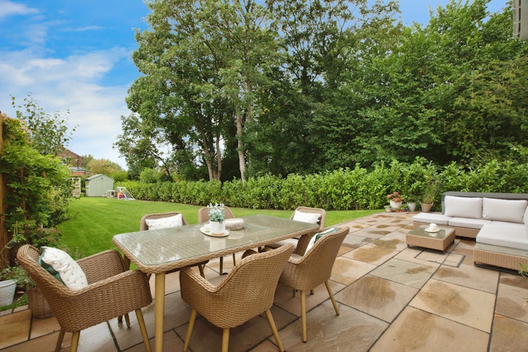 5 bedroom detached house