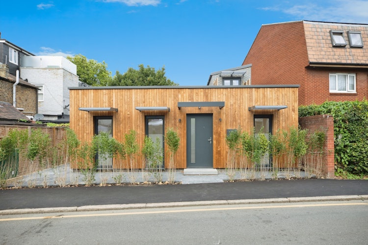 2 bedroom detached house