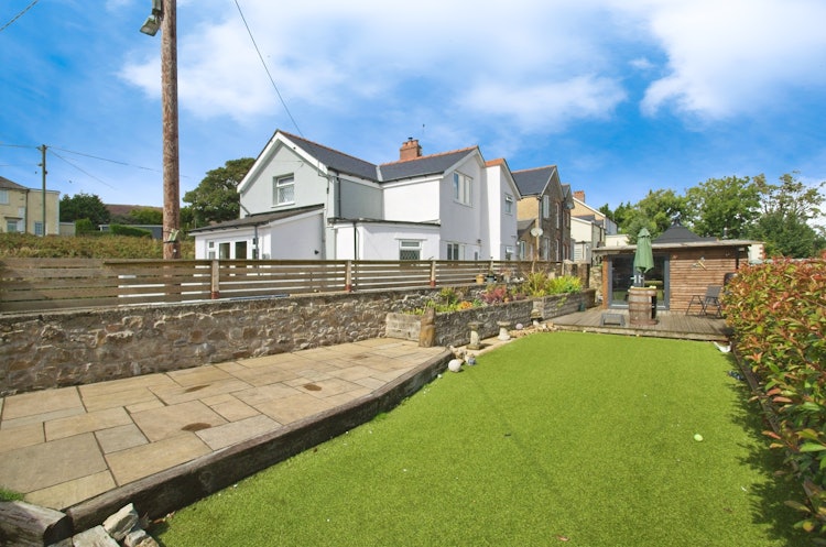 3 bedroom end of terrace house