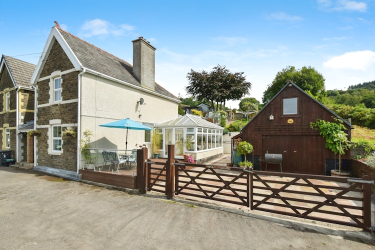 3 bedroom end of terrace house