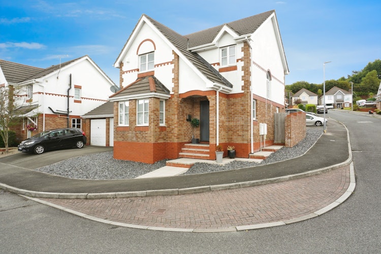 4 bedroom detached house