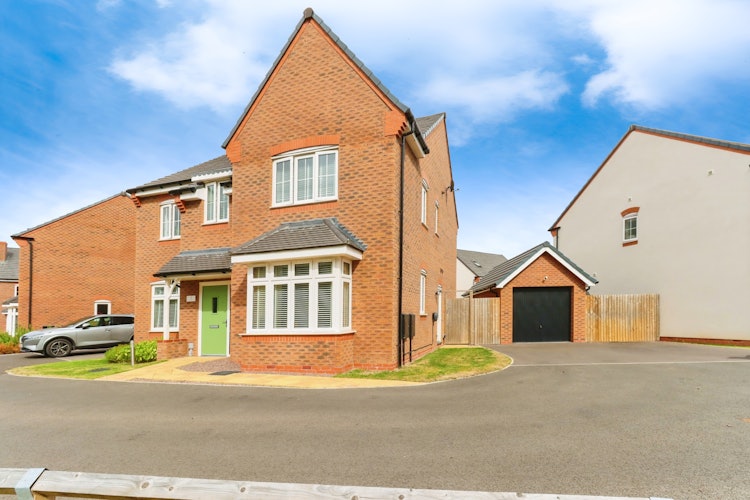 5 bedroom detached house