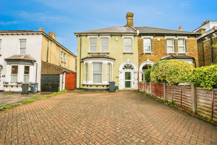 6 bedroom semi-detached house