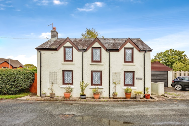 2 bedroom detached house
