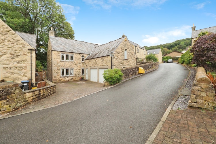 5 bedroom detached house
