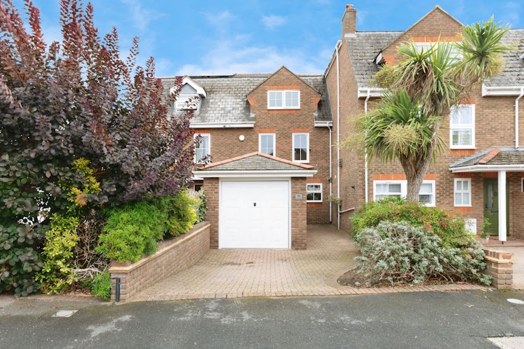 5 bedroom town house