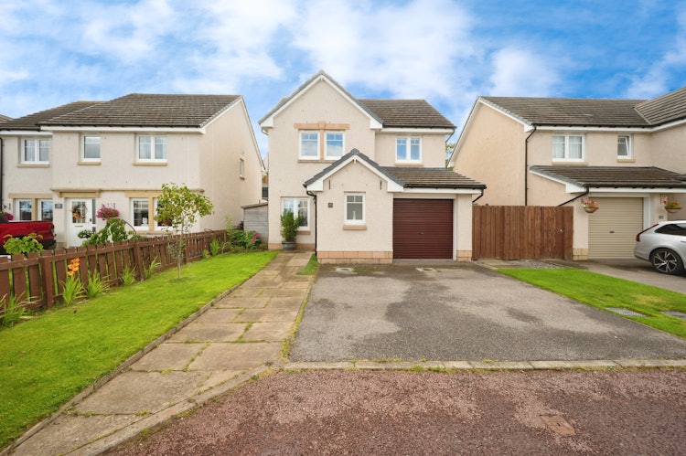 3 bedroom detached house