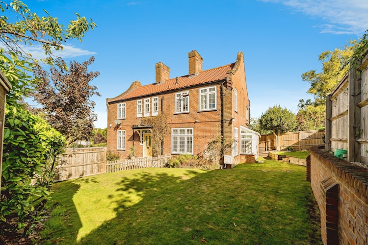 5 bedroom detached house