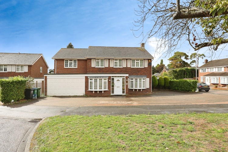 5 bedroom detached house