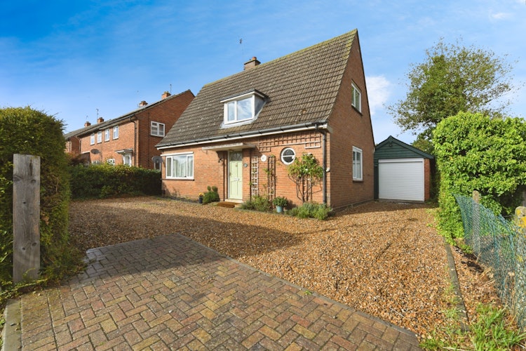 2 bedroom detached house
