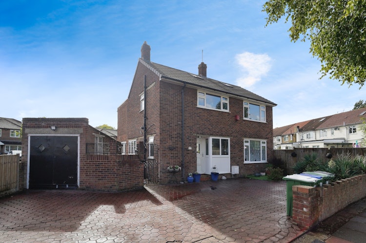 5 bedroom detached house