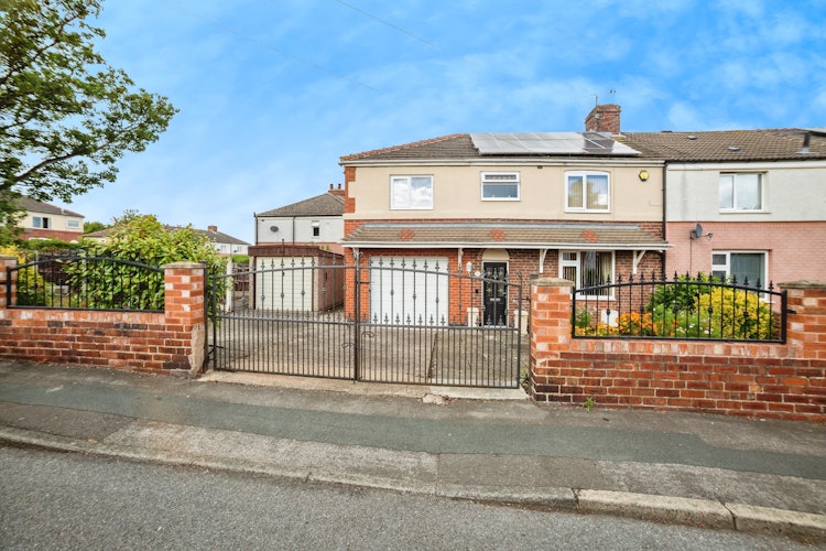 5 bedroom end of terrace house