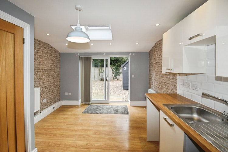 2 bedroom detached house