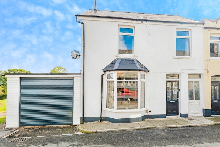 4 bedroom end of terrace house