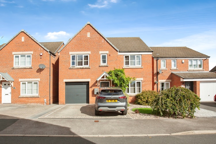 5 bedroom detached house