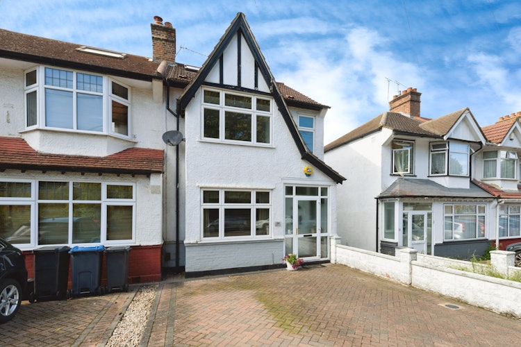 4 bedroom end of terrace house
