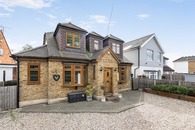 5 bedroom detached house