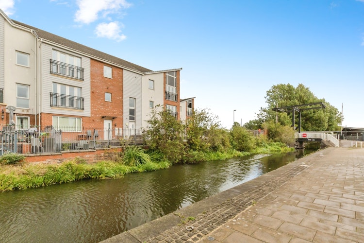 2 bedroom maisonette