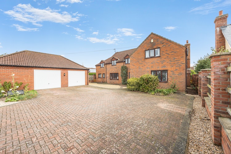 5 bedroom detached house