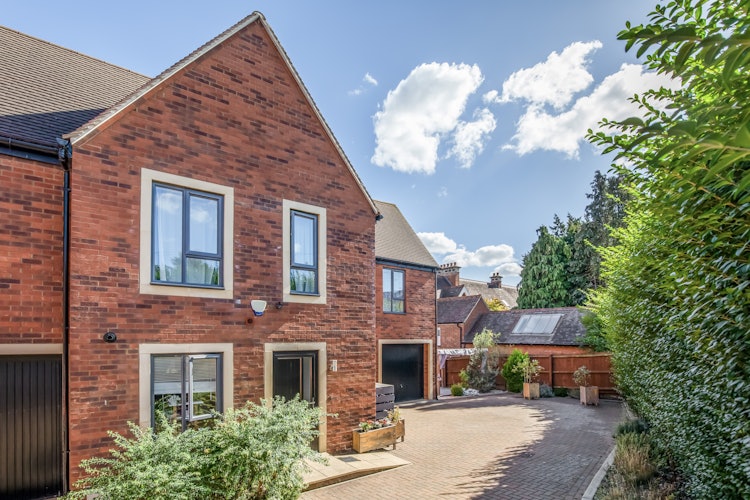 4 bedroom end of terrace house