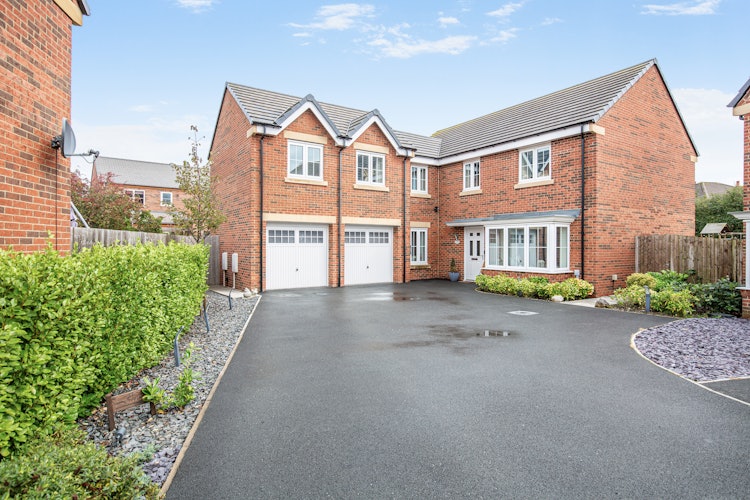 5 bedroom detached house