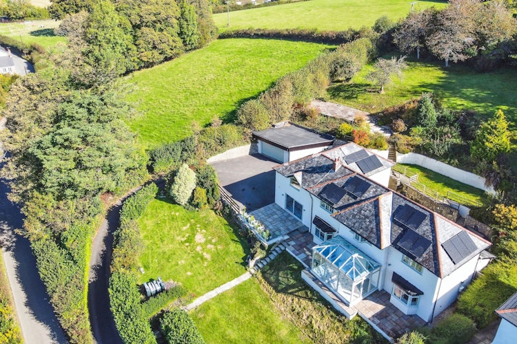 6 bedroom detached house
