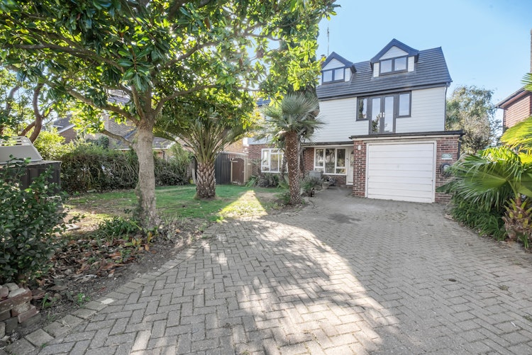 5 bedroom detached house