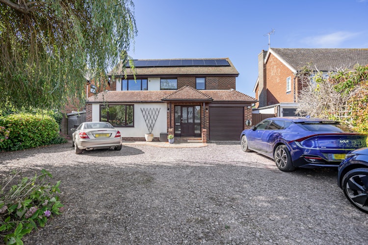 5 bedroom detached house