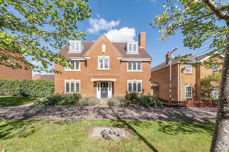 6 bedroom detached house